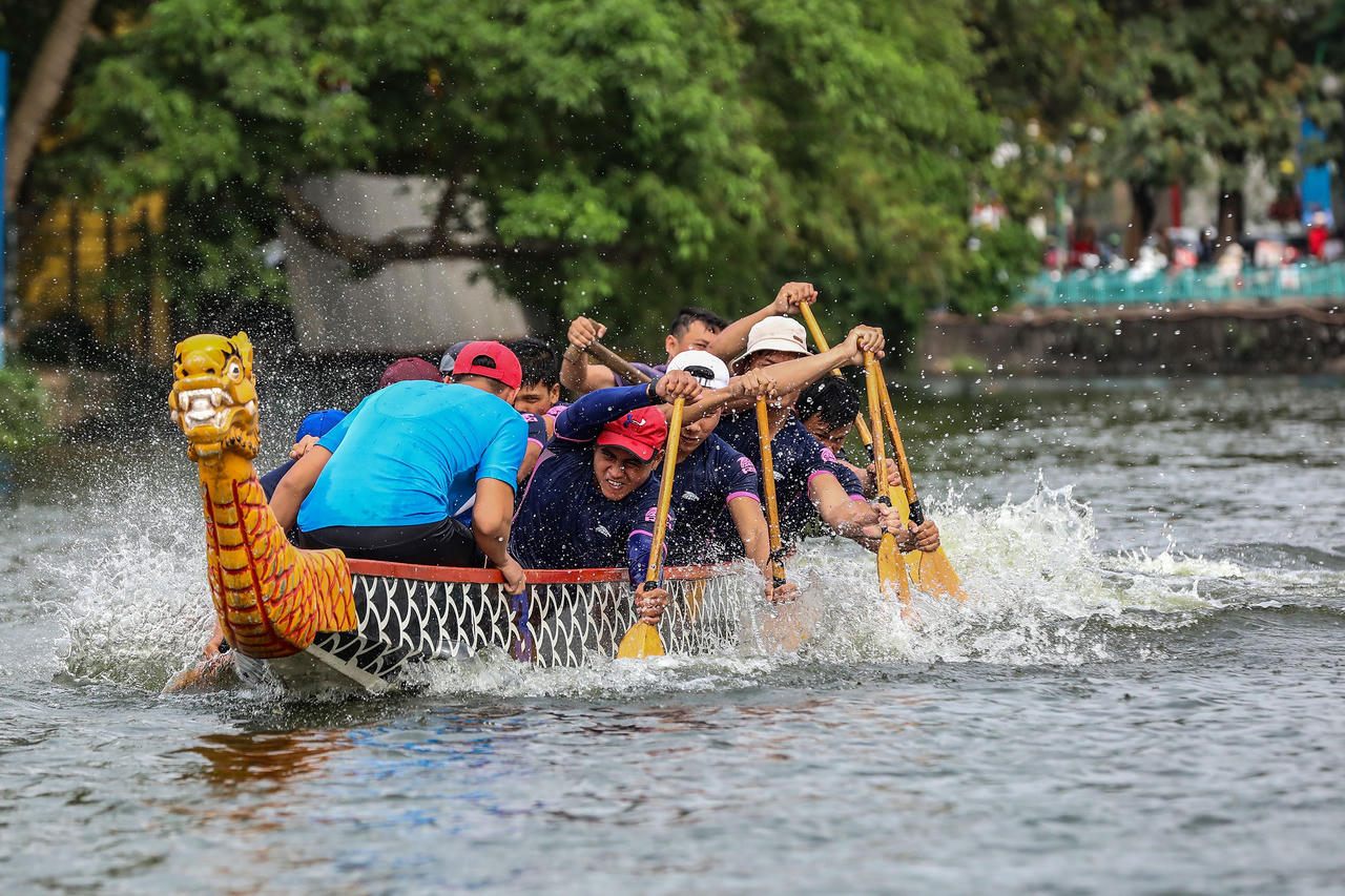 Sôi động lễ hội bơi chải thuyền rồng trên hồ Tây